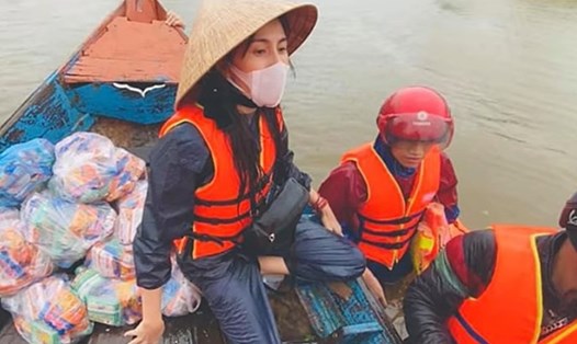 Thủy Tiên là một trong những nghệ sĩ kêu gọi từ thiện, hỗ trợ đồng bào miền Trung bị lũ lụt năm 2020. Ảnh cắt từ clip.
