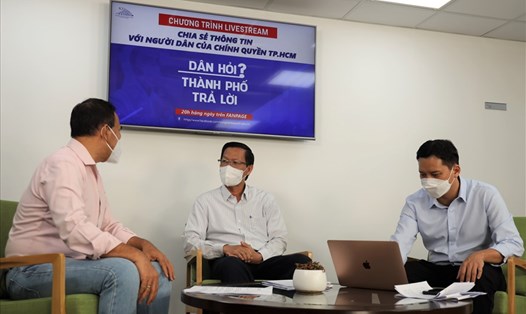 Chủ tịch UBND TPHCM Phan Văn Mãi (giữa) trong chương trình livestream đặc biệt tối ngày 6.9.  Ảnh: TTBC
