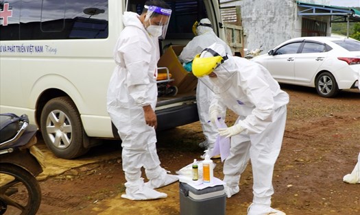 Ngành Y tế Đắk Nông tiến hành xét nghiệm, truy vết tại ổ dịch COVID-19 lớn nhất tỉnh Đắk Nông. Ảnh:NĐ