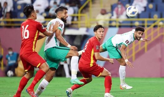 Hàng phòng ngự tuyển Việt Nam sẽ có thêm 1 trận đấu cực kỳ vất vả khi gặp Australia như đã trải qua với Saudi Arabia. Ảnh: VFF.