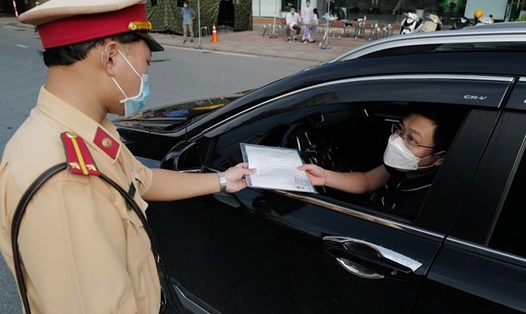 Cảnh sát Giao thông Hà Nội kiểm tra giấy đi giấy đi đường của chủ phương tiện. Ảnh: GT