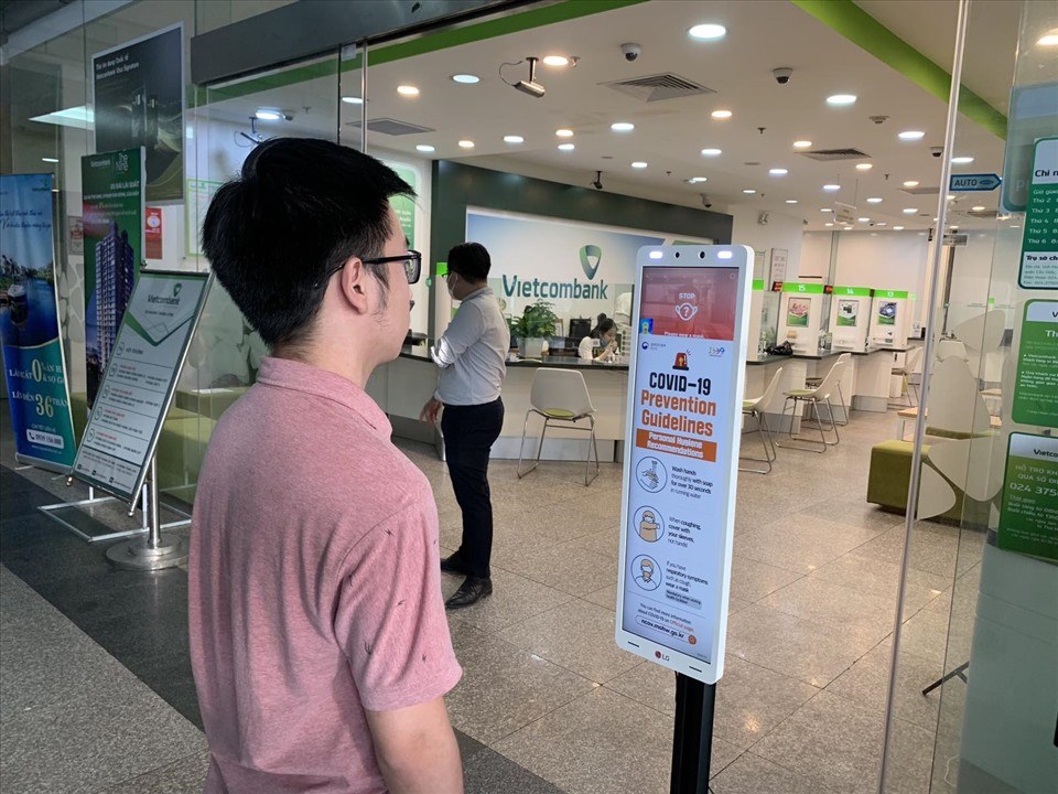 Khách có thân nhiệt bất thường hoặc không đeo khẩu trang sẽ được Safe Pass cảnh báo “Stop”- Dừng lại. Khách có thân nhiệt bất thường hoặc không đeo khẩu trang sẽ được Safe Pass cảnh báo “Stop”- Dừng lại.
