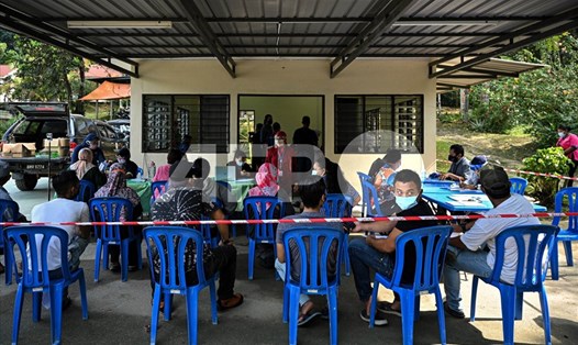 Một điểm tiêm vaccine COVID-19 ở Malaysia. Ảnh: AFP