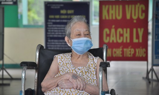 BN 92 tuổi cụ bà T T M ở phường Hòa Thuận Đông, quận Hải Châu, Đà Nẵng khỏe mạnh ra viện sáng nay 7 9 2021. Ảnh: BVP