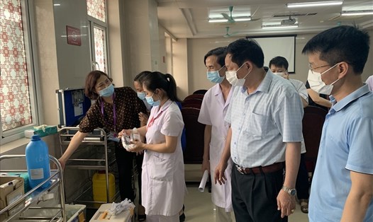 Kiểm tra công tác chuẩn bị tiêm vaccine phòng COVID-19 tại Bệnh viện Đa khoa tỉnh Ninh Bình. Ảnh: NT