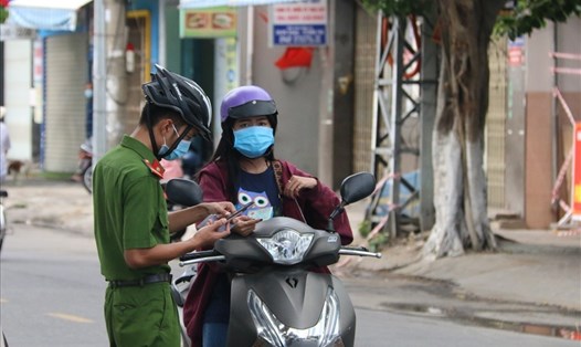 Cán bộ trực chốt ở Đà Nẵng dùng điện thoại quét mã QR Code để kiểm soát người đi đường chỉ mất 5 giây. Ảnh: TC