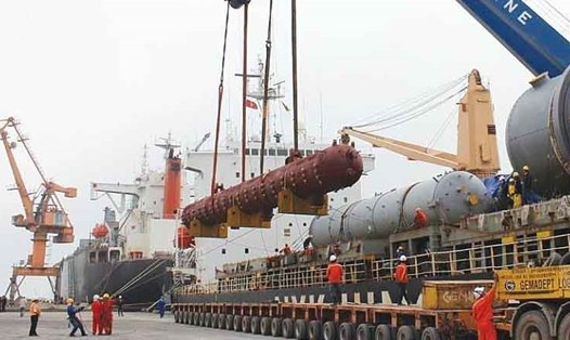 Nghi Sơn là cảng biển quốc tế thường xuyên đón các tàu lớn cập cảng. Ảnh: T.L
