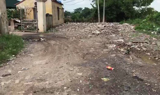 Theo ghi nhận, lượng rác thải công nghiệp, phế thải nguy hại trước khu vực bãi rác thải sinh hoạt tập trung đã được UBND thị trấn Hưng Hà (huyện Hưng Hà, tỉnh Thái Bình) chỉ đạo dọn sạch. Ảnh: T.D