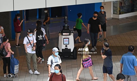 Robot Xavier ở Singapore. Ảnh: AFP