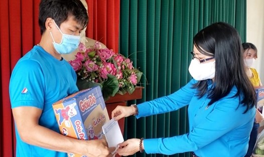 Trao quà cho công nhân đang thực hiện “3 tại chỗ” của Công ty TNHH Emico, KCN Long Bình (Đồng Nai). Ảnh: Hà Anh Chiến