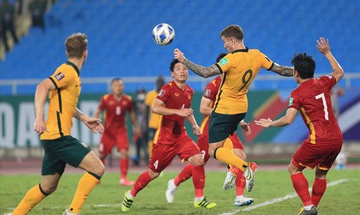 Các pha tranh chấp quyết liệt giữa Đội tuyển Việt Nam và Đội tuyển Australia (có ưu thế tuyệt đối về thể lực) trong trận đấu tối 7.9 tại sân vận động Mỹ Đình (Hà Nội). Ảnh: Minh Dân