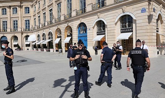 Cảnh sát Pháp ở quảng trường Place Vendome, nơi xảy ra vụ cướp cửa hàng Bvlgari. Ảnh: AFP