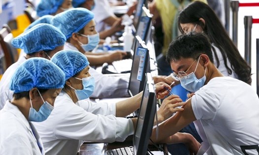 Trung Quốc đã tiêm chủng đầy đủ 2 liều vaccine COVID-19 cho 67% dân số. Ảnh: Tân Hoa Xã