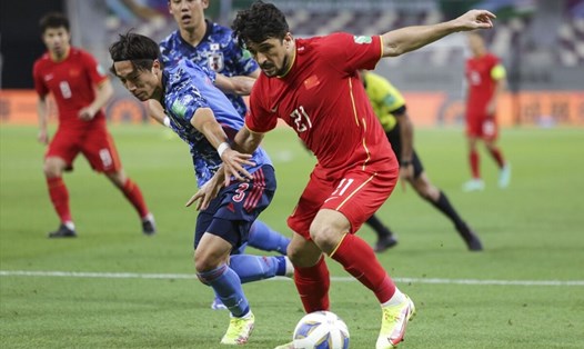 Tuyển Trung Quốc (áo đỏ) thua cả 2 trận trước Australia, Nhật Bản và không ghi được bàn thắng nào. Ảnh: Sina.