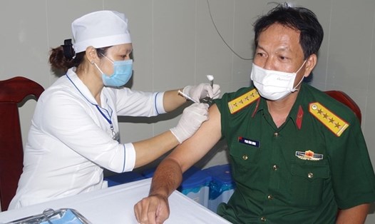 Lực lượng làm tuyến đầu chống dịch tiêm đủ liều vaccine sẽ được nhận nhiều ưu tiên. Ảnh: Văn Đông