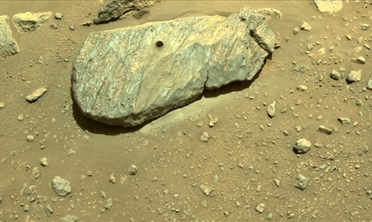 Tảng đá trên sao Hỏa tàu thám hiểm Perseverance khoan lấy mẫu. Ảnh: NASA