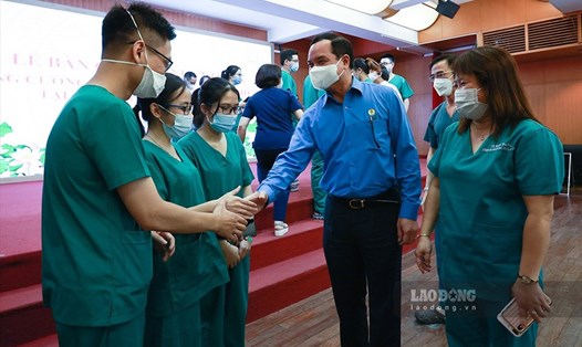 Chủ tịch Tổng LĐLĐVN Nguyễn Đình Khang (thứ hai từ phải sang) trực tiếp động viên, nhắn nhủ với các bác sĩ. Ảnh: Hải Nguyễn