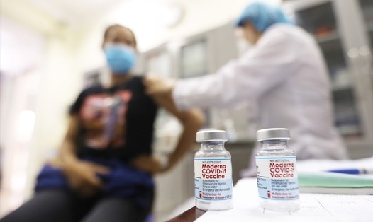 Cán bộ y tế tiêm vaccine COVID-19 cho người dân tại Hà Nội. Ảnh: Hải Nguyễn