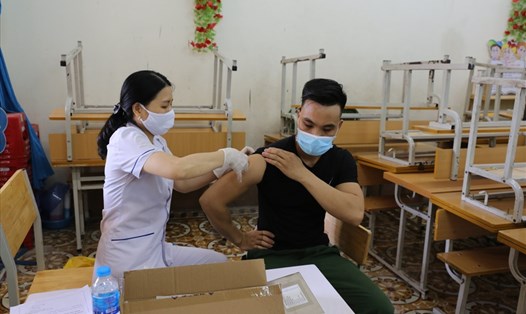 Tiêm vaccine phòng COVID-19 cho các tiểu thương ở các chợ, trung tâm thương mại tại TP.Hạ Long. Ảnh: Nguyễn Hùng