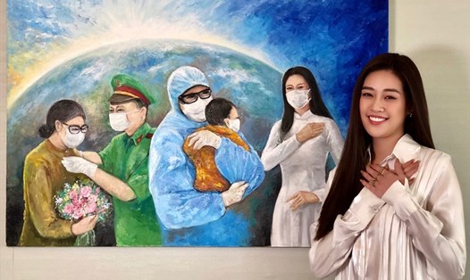 Hoa hậu Khánh Vân vẽ và bán tranh ủng hộ quỹ phòng chống COVID-19. Ảnh: NVCC