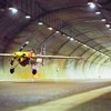 Phi công Italia lập kỷ lục bay xuyên đường hầm dài nhất thế giới. Ảnh: Redbull