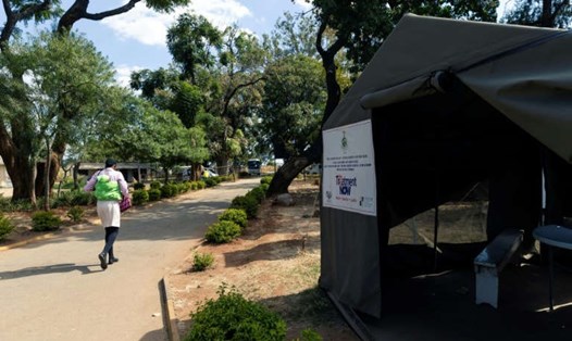 Một lều xét nghiệm HIV ở Zimbabwe. Ảnh: AFP