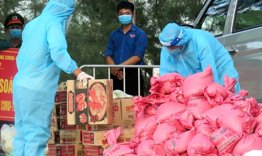 Việc cung ứng lương thực thực phẩm cho người dân Quảng Bình tại các khu vực cách ly được bảo đảm. Ảnh: LPL