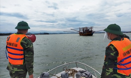 Trạm Kiểm soát Biên phòng cảng Gianh kêu gọi sắp xếp tàu thuyền vào tránh trú bão. Ảnh: BĐBP QB