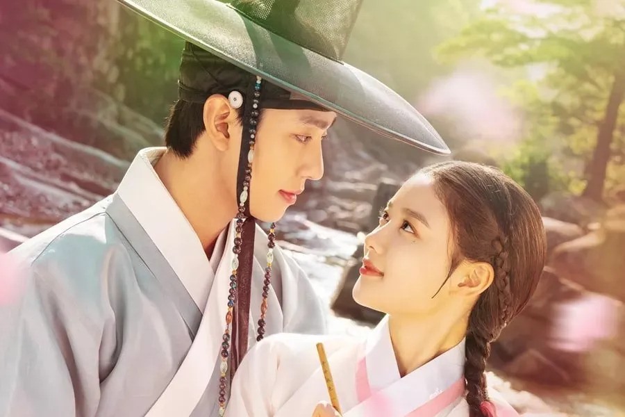 Ahn Hyo Seop và Kim Yoo Jung trong phim "Bầu trời rực đỏ" được yêu thích. Ảnh: SBS.