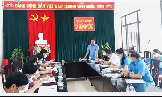 Lãnh đạo LĐLĐ tỉnh Ninh Bình làm việc với xã Khánh Cường về một số nội dung liên quan đến xây dựng NTM kiểu mẫu. Ảnh: NT