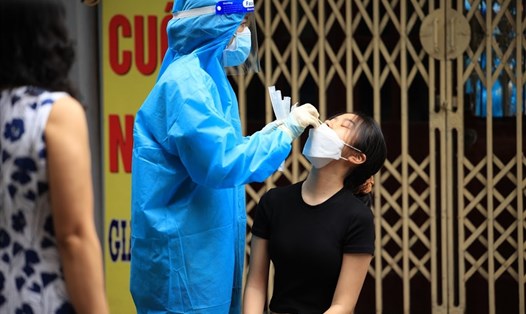 Cán bộ y tế lấy mẫu xét nghiệm COVID-19 cho người dân tại Hà Nội. Ảnh: Hải Nguyễn