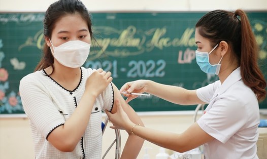 Cán bộ y tế tiêm vaccine VeroCell cho người dân ở Hà Nội. Ảnh: Hải Nguyễn