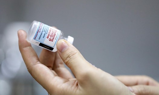 Cán bộ y tế tiêm vaccine Moderna cho người dân ở Hà Nội. Ảnh: Hải Nguyễn