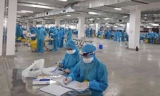 Cán bộ y tế Bắc Giang lấy mẫu xét nghiệm COVID-19. Ảnh: PV.