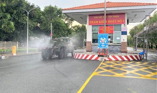 Xe của lực lượng hóa học Quân khu 7 đang tiến hành phun khử khuẩn tại Khu chế xuất Tân Thuận. Ảnh: Đức Long