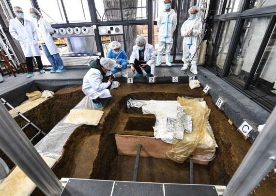 Các nhà khảo cổ Trung Quốc tại địa điểm khai quật ở Tam Tinh Đôi. Ảnh: Tân Hoa Xã