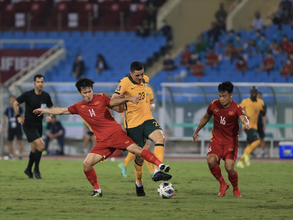 Lối chơi quả cảm của tuyển Việt Nam trước Saudi Arabia và Australia được FIFA khen ngợi. Ảnh: Hoài Thu