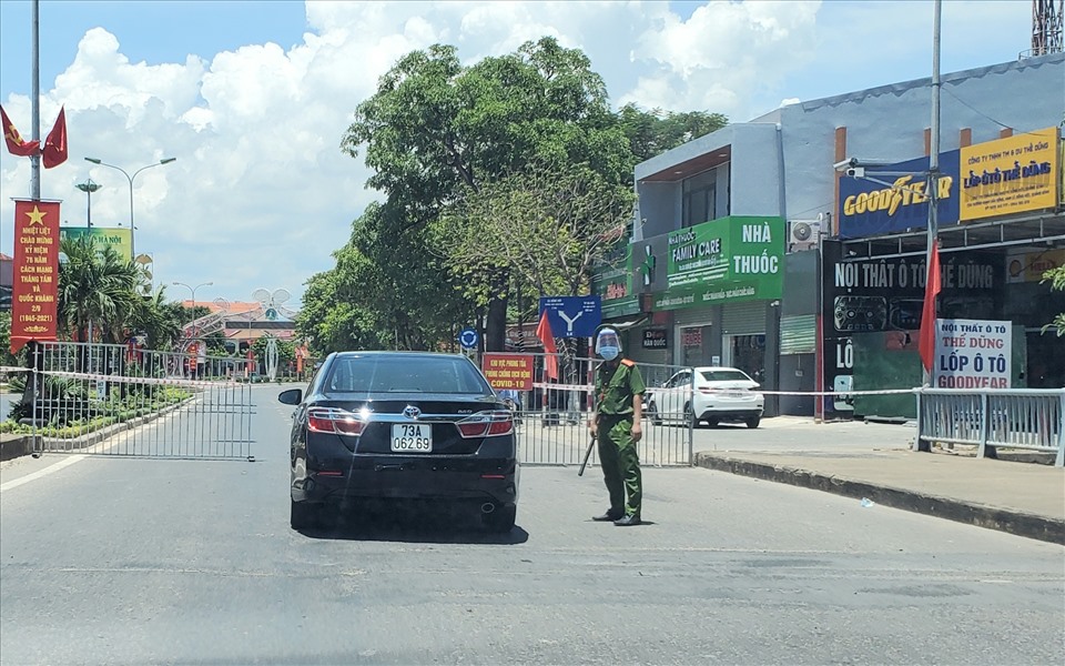Các chốt kiểm soát COVID-19 tại Quảng Bình thực hiện nghiêm túc các quy định nhằm phòng chống dịch COVID-19. Ảnh: LPL