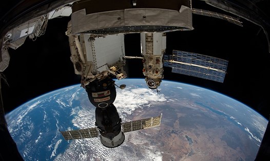 Module trạm vũ trụ và tàu vũ trụ của Nga cập bến Trạm Vũ trụ Quốc tế ISS ở quỹ đạo phía trên Châu Phi khu vực giáp Ấn Độ Dương. Ảnh: NASA
