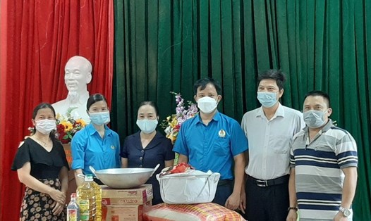 LĐLĐ huyện Thanh Chương (Nghệ An) phối hợp với phòng GDĐT tặng quà cho các giáo viên đang thực hiện làm việc “3 tại chỗ”. Ảnh: LH