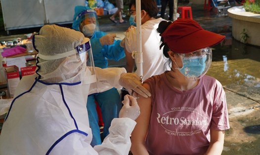 Người dân tại quận Gò Vấp (TPHCM) đi tiêm mũi 2 vaccine Vero Cell hôm 5.9. Ảnh: Vũ Phúc