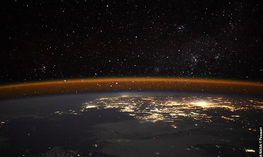 Bức ảnh ngoạn ngục về rìa Trái đất. Ảnh: ESA/NASA/T.Pesquet