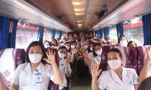 Cán bộ y tế tỉnh Phú Thọ lên đường hỗ trợ TP Hà Nội chống dịch. Ảnh: H.Q