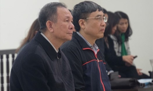 Hai cựu Tổng Giám đốc Nguyễn Huy Ban và Lê Bạch Hồng (từ trái qua) tại phiên tòa phúc thẩm hồi đầu năm 2020. Ảnh: Mai Hường
