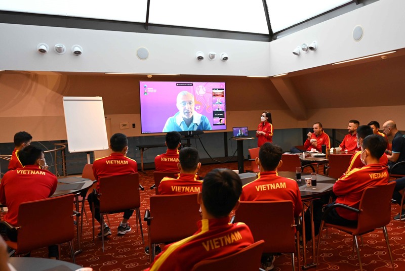 Đội tuyển Futsal Việt Nam làm quen với công nghệ video hỗ trợ trọng tài. Ảnh: VFF