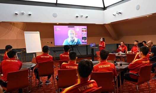 Đội tuyển Futsal Việt Nam làm quen với công nghệ video hỗ trợ trọng tài. Ảnh: VFF