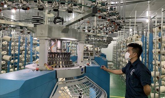 Công nhân Công ty cổ phần Vinatex Quốc tế - chi nhánh Đà Nẵng thực hiện sản xuất “3 tại chỗ”. Ảnh: Thanh Chung