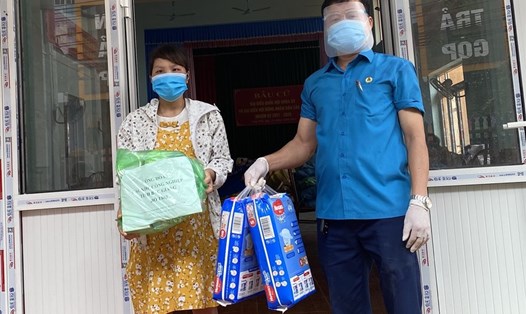 Cán bộ Công đoàn các Khu công nghiệp tỉnh Bắc Giang hỗ trợ lao động nữ trong khu phong toả đang mang thai. Ảnh: Bảo Hân