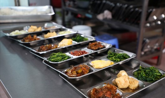 Bữa ăn công nhân đang thực hiện “3 tại chỗ” tại Công ty CP Nhôm Đô Thành (Hà Nội). Ảnh: Cường Ngô