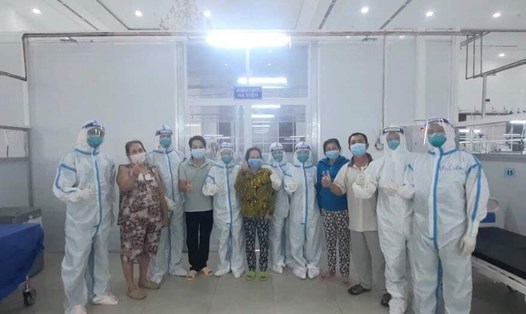 Các bệnh nhân được xuất viện tại Trung tâm Hồi sức tích cực người bệnh COVID-19 tại Long An. Ảnh: Minh Tâm